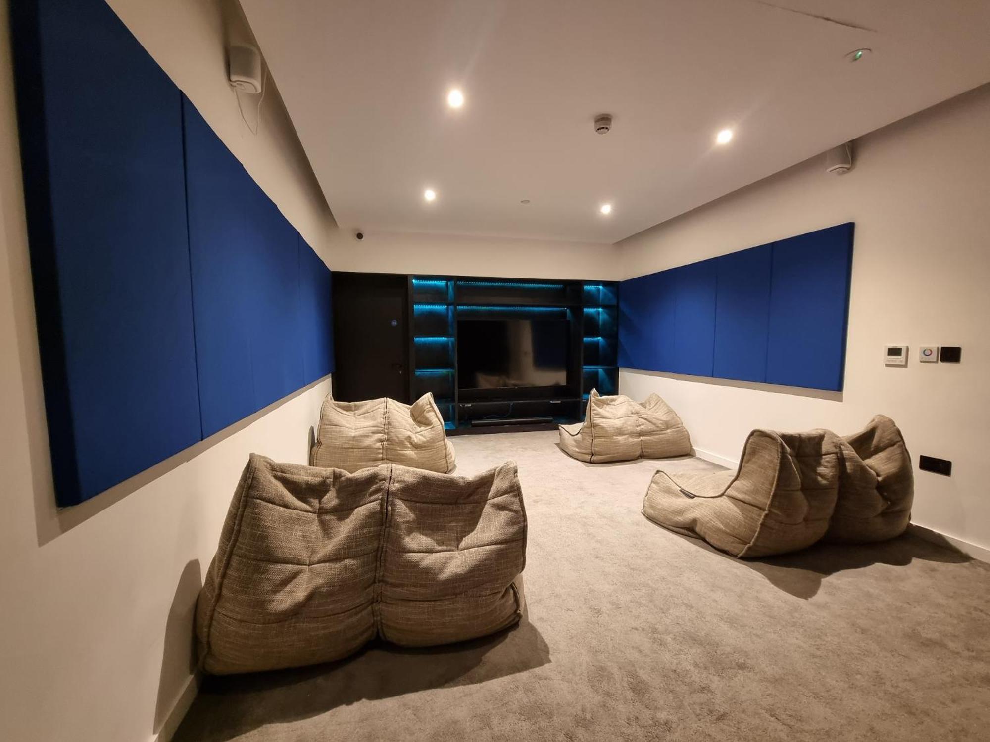 Trafford Modern 1 Bed With Cinema Apartment