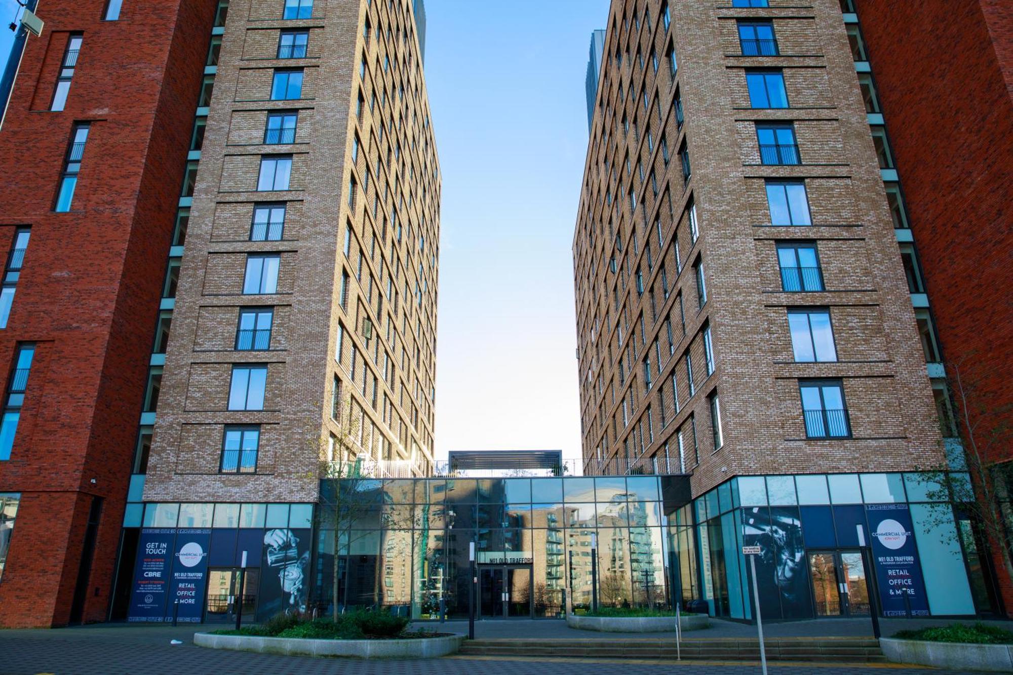 Trafford Modern 1 Bed With Cinema Apartment *