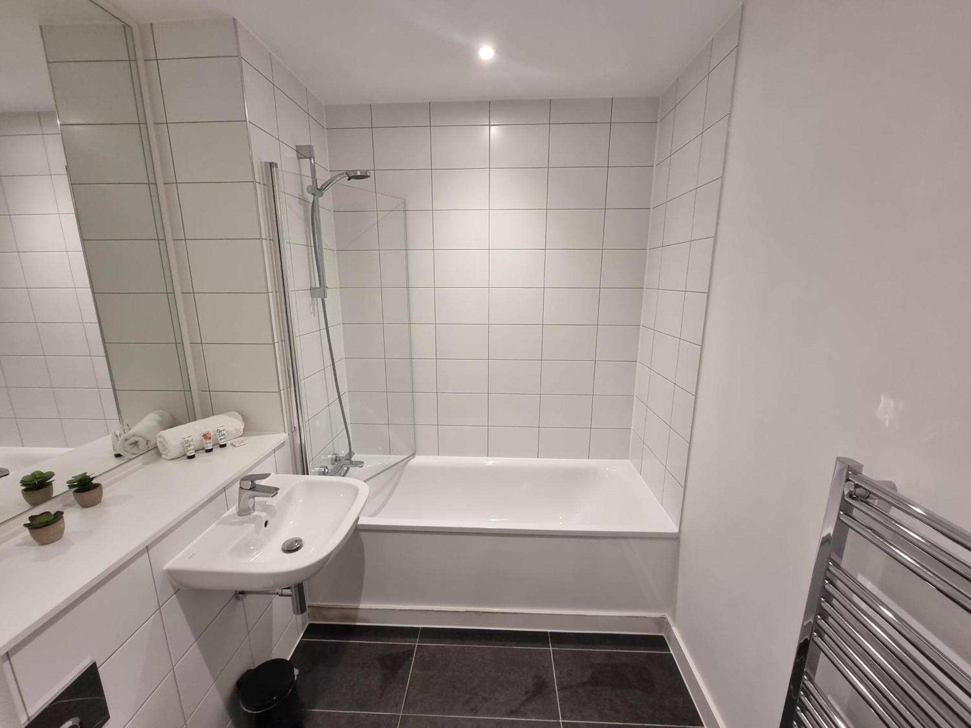 Trafford Modern 1 Bed With Cinema Apartment